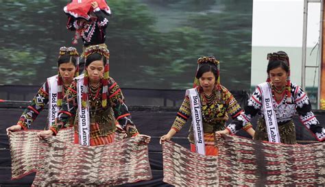 t'nalak pronunciation|How t’nalak looms the threads of T’boli traditions.